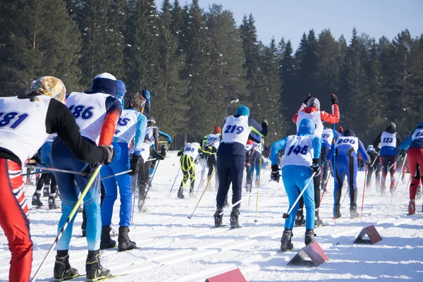 Grande Gruppo Sciatori Sulle Piste Sci Una Località Montagna Inverno — Foto Stock