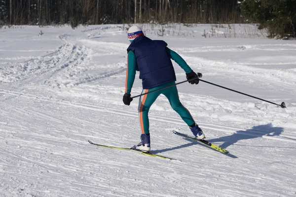 Jongeman Skiër Rennen Van Helling Bergen Van Alpen Wintersport Recreatie — Stockfoto