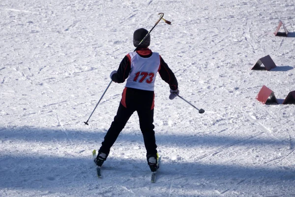 Springen Skiër Spelen Rode Seizoensgebonden Dia Zon — Stockfoto