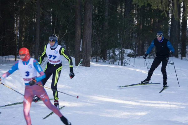 Berezniki Rússia Março 2018 Esquiadores Descem Nas Pistas Termos Visibilidade — Fotografia de Stock