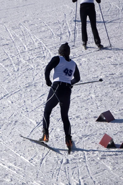 Skiër Hooggebergte Spelen Glijden Tieners Boven — Stockfoto
