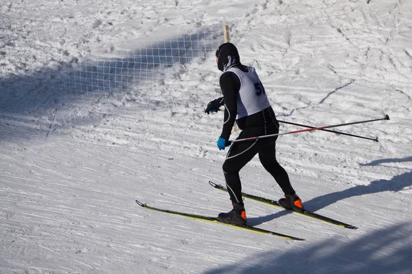 Man Mörka Kläder Går Avståndet Längs Banan Snön Vinterdag — Stockfoto