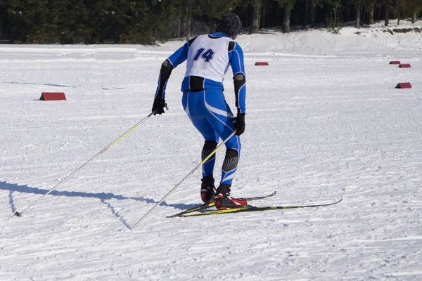 Işıkları yanan kayakçı Park evin arka planda fotoğrafı