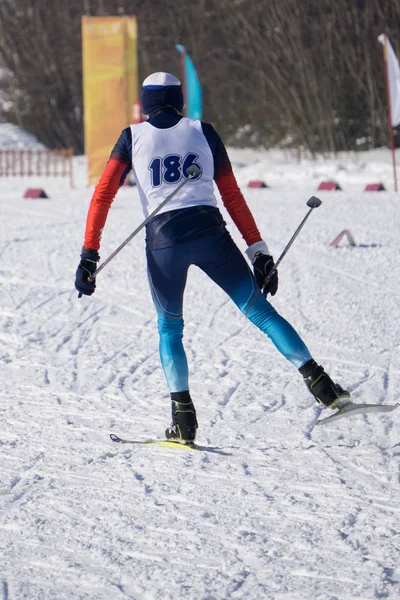 Ung Man Skidåkare Kör Neråt Pudersnö Alpine Bergen Vintersport Och — Stockfoto