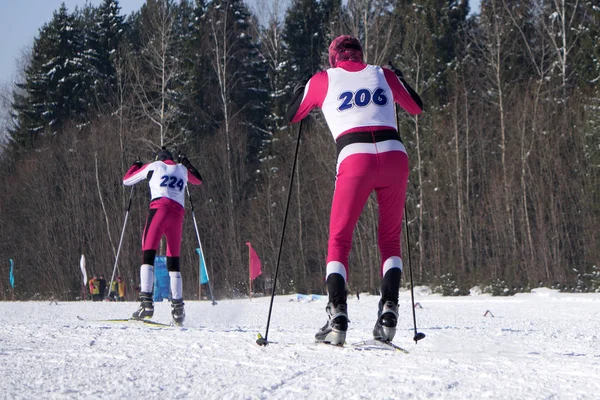 Retrato Atleta Esquiador Capacete Máscara Falando Telefone Alto Neve Redor — Fotografia de Stock