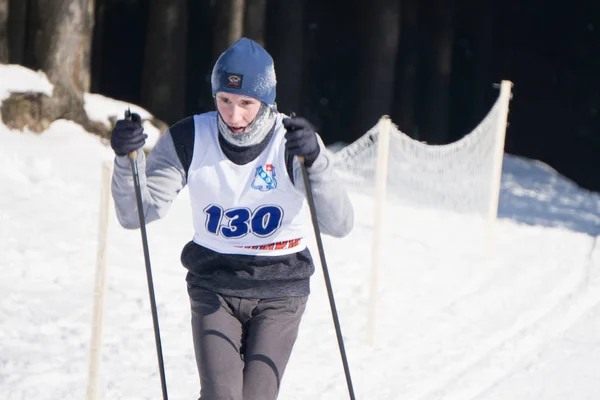 Jeune Sportif Skiant Sur Une Journée Ensoleillée Descendant Pour Les — Photo