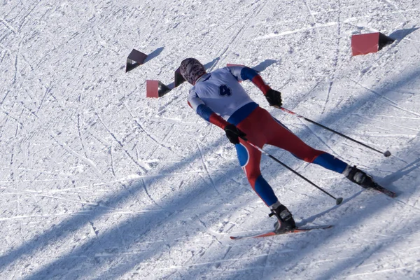 スキー斜面の下ルームを持つ選手 ストック画像