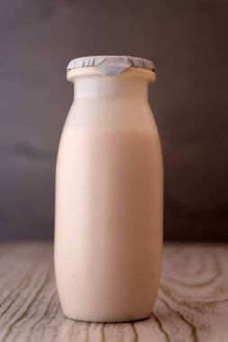 Organik probiyotik süt kefir taneleri, tahta kaşık ve kefir süt Cam kaplarda Tibet mantar