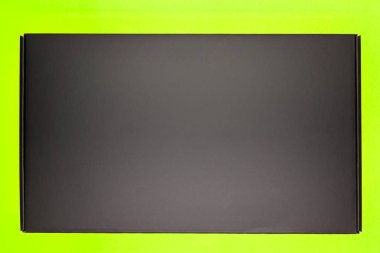 Kraft kağıt konfeti arasında koyu bir yeşil zemin üzerine altın yay yalanla sarılı tatil için hediye kutuları