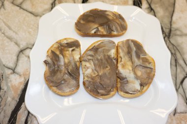 iki baget dilim çikolatalı fındık ile yayıldı