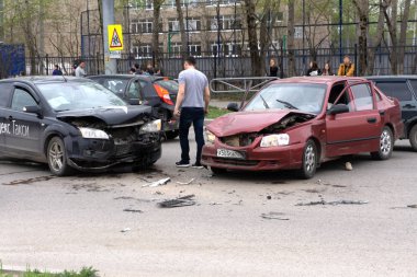 İki adamın tartıştığını sonra bir araba kazasında yolda - Rusya BEREZNIKI 23 2018 olabilir