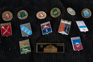 Ussr.Metal rozetleri Rusya. Birçok antik bir simge metalden arka plan. Vintage simgeler - Rusya BEREZNIKI 17 Aralık 2017 büyük koleksiyonu