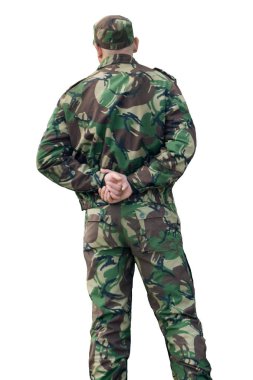 Beyaz bir arka plan üzerinde orman kamuflaj boya ile genç asker portresi