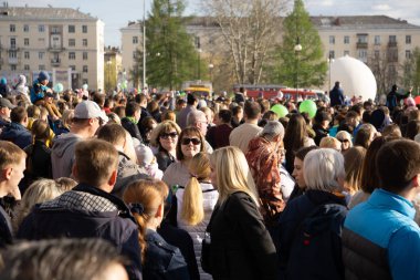 Bir meşgul sokak-Rusya BEREZNIKI 26 yürüyüş anonim kişilik bir kalabalık 2018 olabilir
