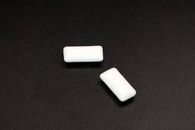 çiğneme veya kabarcık dişeti izole kırpma yolu ile beyaz üzerinde iki adet