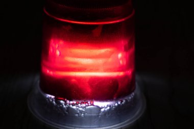 Kırmızı bir fener trackman demiryolu sinyalleri