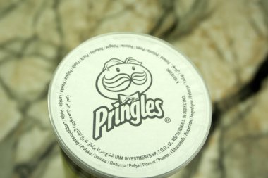 Rusya BEREZNIKI 25 Aralık 2017: çeşitli tatlar Pringles foodland deposundaki fişleri