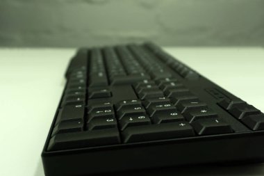 Klavye bilgisayar yan görünümü siyah ışık