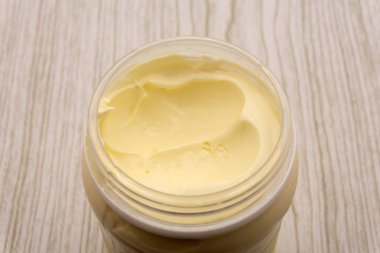 Yuvarlak tabak beyaz arka plan üzerinde üstten görünüm izole içinde mayonez