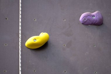 Gri duvar tırmanışı ile spor salonunda tutar