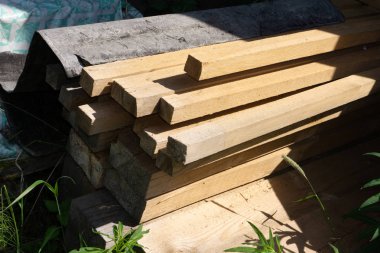 Site bina doğal kahverengi düzensiz kaba ahşap Komiteler yığını. Endüstriyel ahşap marangozluk, bina, onarım ve mobilya, inşaat çatı için kereste malzeme için