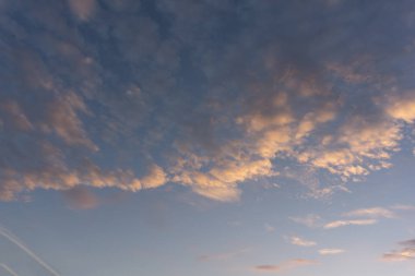 Sakin yaz yumuşak bulutlar gökyüzünde sıradışı