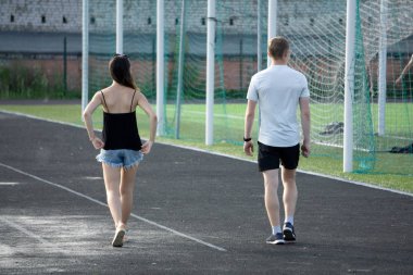 Yarış pistinde çalışan iki delikanlı. Atletizm yarış pistinde çalışan erkek profesyonel sporcular