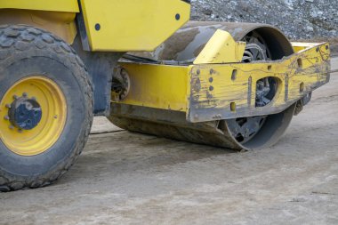 Yol construcroad yapımı silindir kompaktör makine ile çalışır ve asfalt finishertion silindir kompaktör makine ve asfalt finisher ile çalışır .