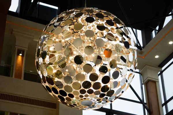 Una Gran Lámpara Araña Con Multitud Lámparas — Foto de Stock