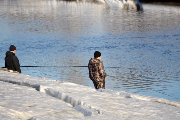 Joven Pescando Lago Desde Barco Atardecer — Foto de Stock