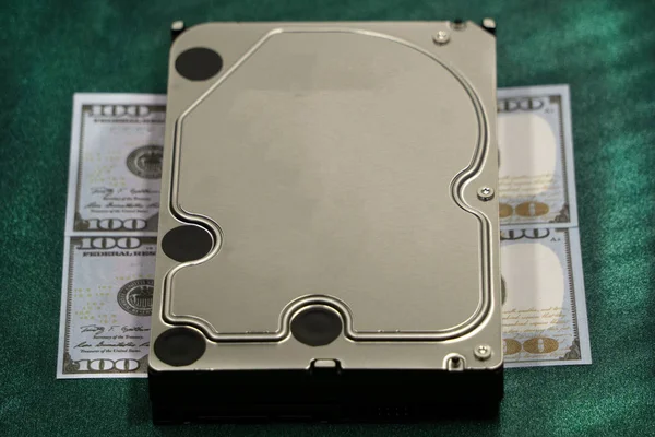 Geld Nahaufnahme Tragbare Festplattenspeicher Auf Dollarhaufen Auf Weiß Austausch Wertvoller — Stockfoto