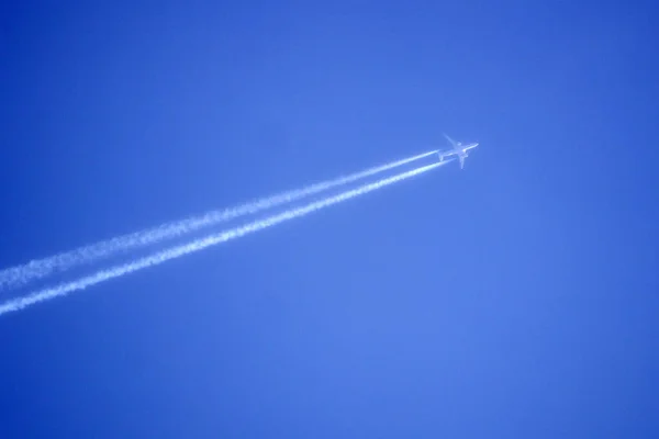 Самолет Конденсационной Тропой Перед Голубым Небом — стоковое фото