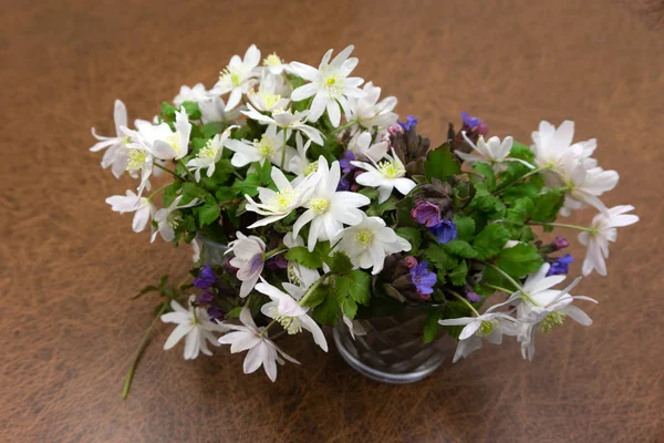 Vase Verre Élégant Avec Bouquet Gouttes Neige Sur Fond Blanc — Photo