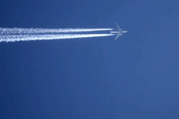 Rastro Avión Través Del Cielo Viaje Humo — Foto de Stock