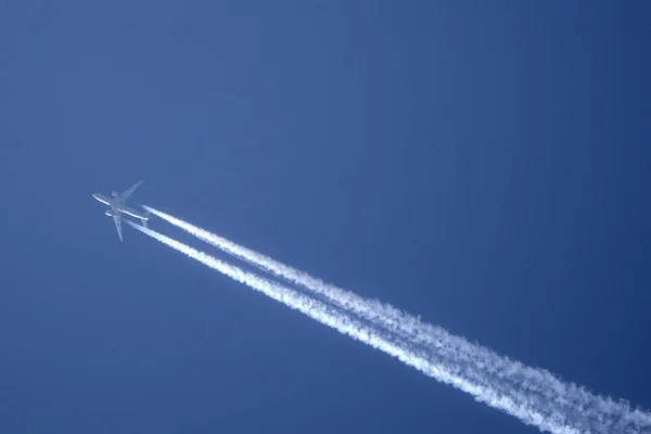 Huella Blanca Avión Través Del Cielo Azul Jet Avión Está — Foto de Stock