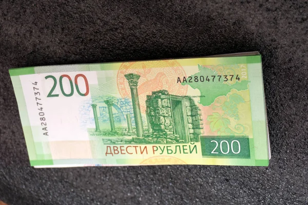 Мужская Рука Держит Новую Российскую Банкноту Двести Рублей Фоне Банкомата — стоковое фото