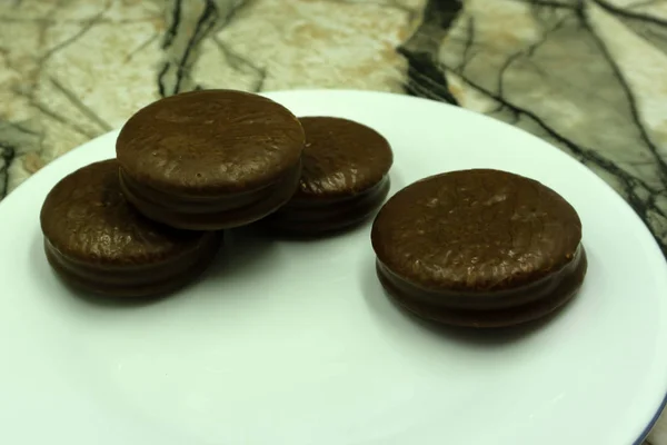 Sandwich Biscuit Chocolat Dans Glaçage Chocolat Isolé Sur Fond Blanc — Photo