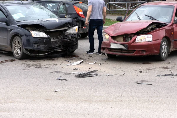 Dois Motoristas Discutindo Após Movimentação Colisão Tráfego — Fotografia de Stock