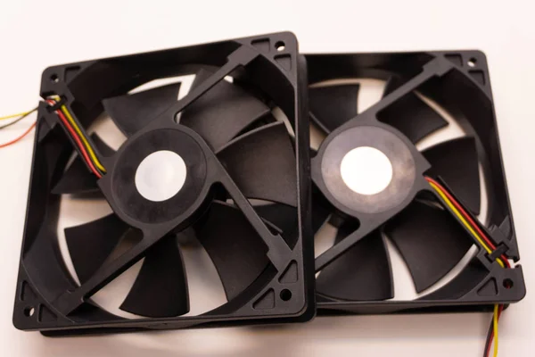 Iki Cpu Fan Alüminyum Radyatör Üzerinde Beyaz Bir Arka Plan — Stok fotoğraf