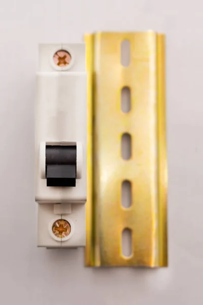 Een Lichtschakelaar Een Kunststof Mechanische Schakelaar Van Witte Kleur Geïnstalleerd — Stockfoto
