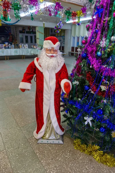 Jul Ljus Med Santa Claus Docka Trä Bakgrund — Stockfoto