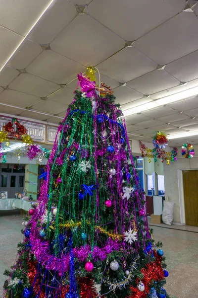 Muito Bem Vestida Árvore Natal Close Fundo Para Férias — Fotografia de Stock