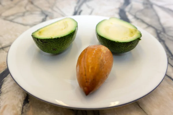 Авокадо Лимоном Столе — стоковое фото