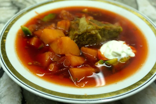 Sopa Vermelha Chamada Borsch Com Pedaços Carne Especiarias Fundo Madeira — Fotografia de Stock