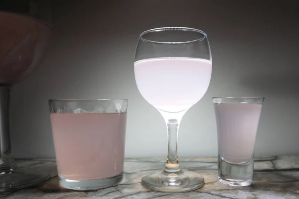 Menyegarkan Wine Pink Ros Dalam Kaca — Stok Foto