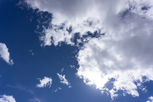 Cielo Azul Brillante Con Nubes Blancas Alta Luz — Foto de Stock