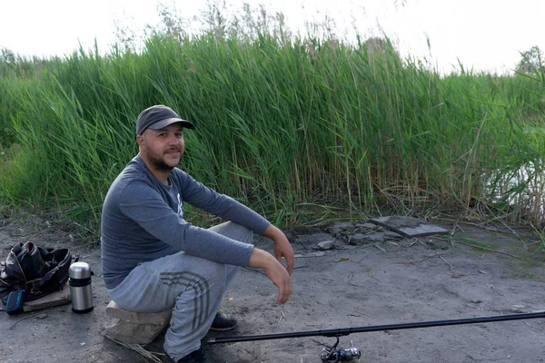 Vista Lateral Joven Hombre Sin Afeitar Con Una Caña Pescar — Foto de Stock