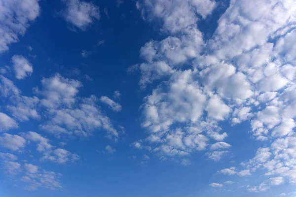 Sorprendentes Nubes Blancas Forma Inusual Fondo Del Cielo Azul — Foto de Stock