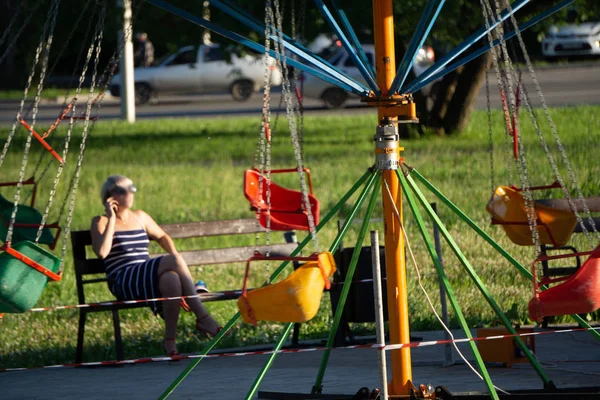 Діти Гойдаються Парку Вінтажний Тон — стокове фото
