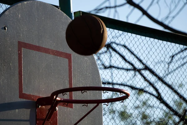 Bola Basket Melewati Keranjang Arena Olahraga Dengan Sengaja Disorot — Stok Foto